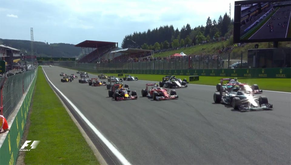 A chegar a La Source, Vettel vai completamente por fora, Verstappen vê a nesga de pista por dentro, Raikkonen está ao meio... 