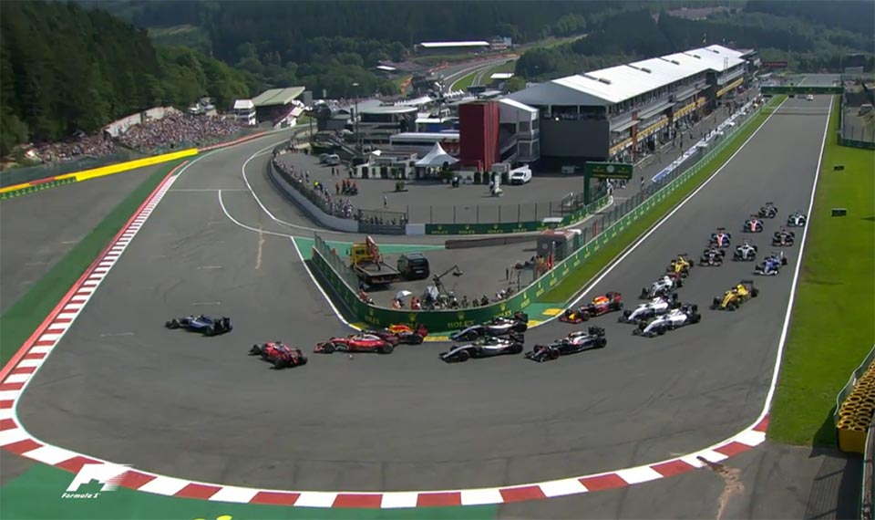 Vettel já entrou em pião devido ao toque de Raikkonen, que está apontado para o 'Luxemburgo', porque tem Verstappen a forçar a passagem...