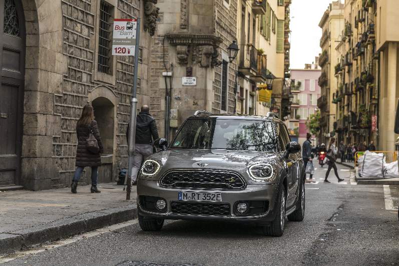 P90257573_highRes_mini-cooper-s-e-coun